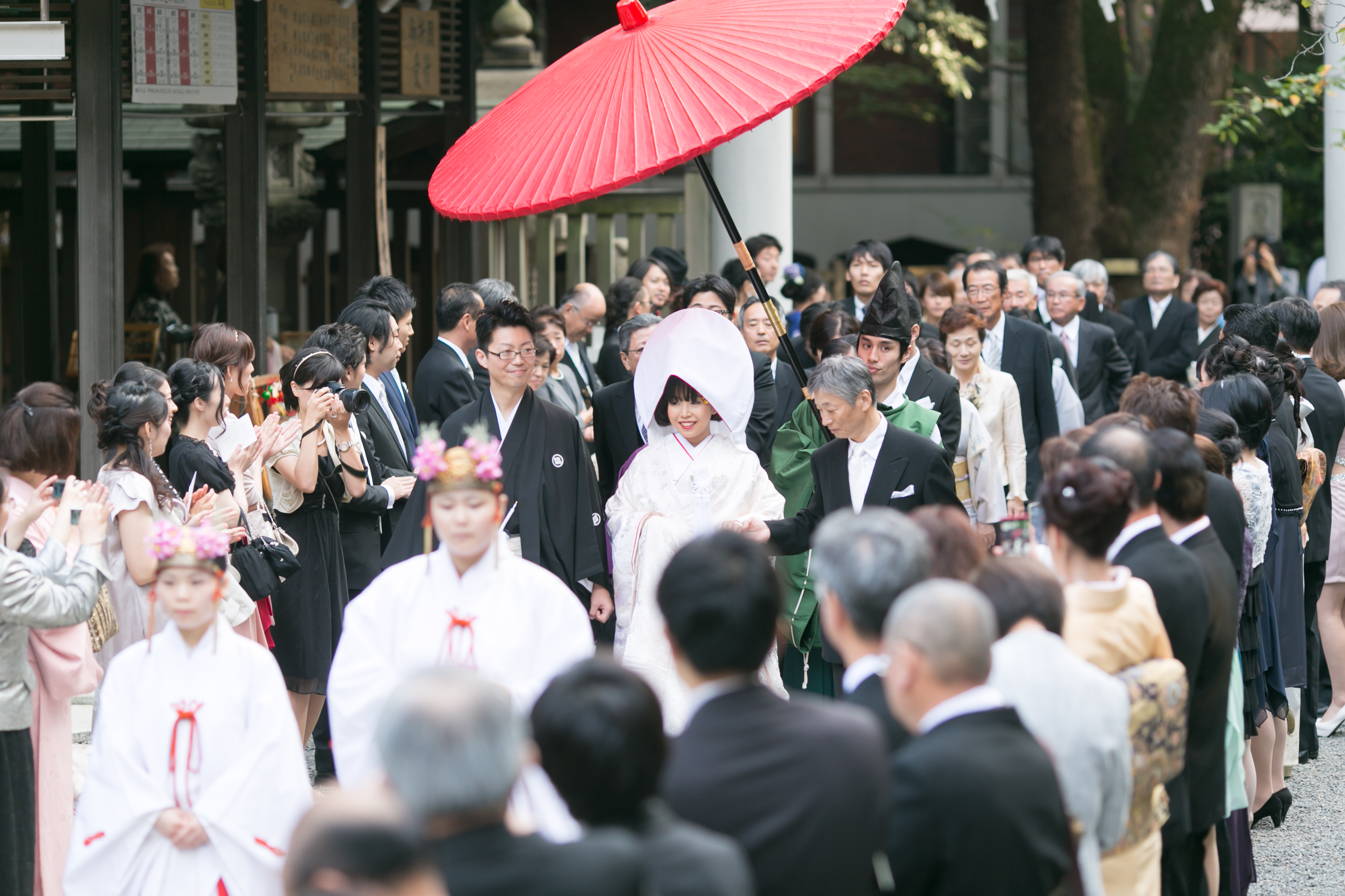 126人全員が神社での神前式に列席 〜披露宴は笑いに包まれて大満足の一日に〜 日本の結婚式