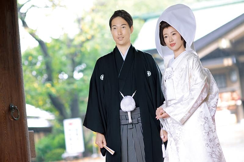 王道の新郎ファッションは格式高い紋服、黒の羽織袴