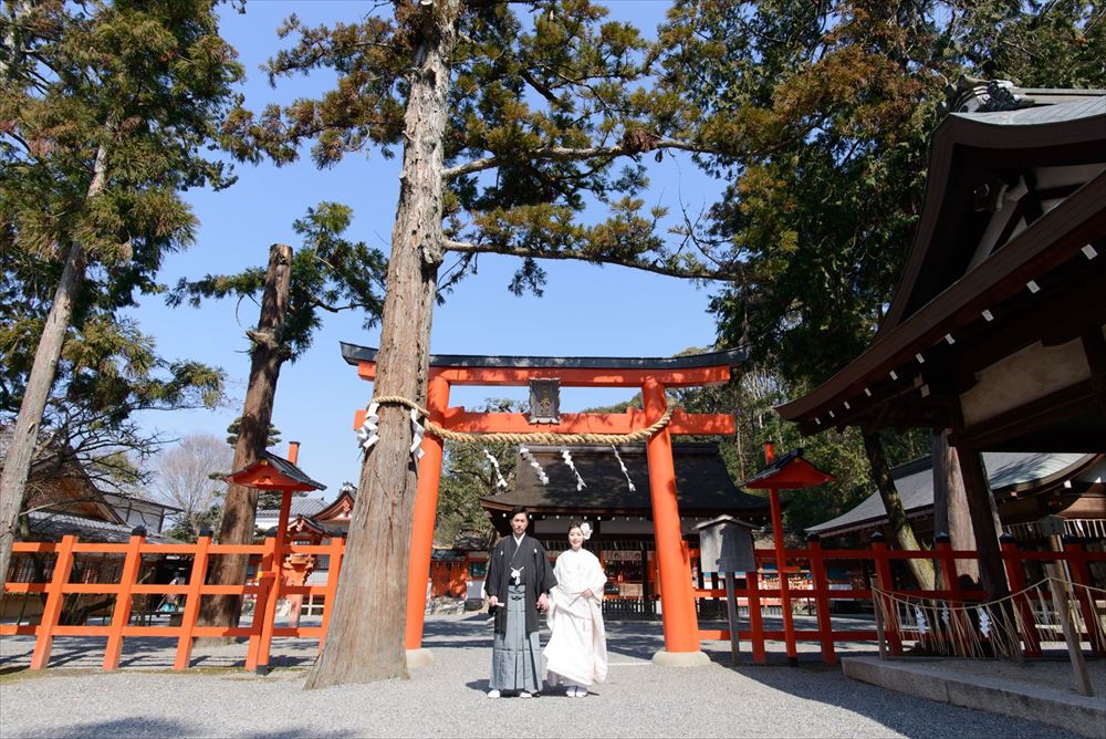 高校時代のバイトで出会い、7年後に再会したのをきっかけに交際をスタートしたという明久さんと千佳さん。
1年5か月の交際を経てプロポーズ、それから1年後の2019年3月に京都・吉田神社での神前結婚式を、京鐘「京都想い出結婚式」のサポートで叶えました。
挙式後には、京都らしい庭園が素敵な「ひらまつ高台寺 十牛庵」で両家親族で会食をして親睦を深めました。
「日本ならではの伝統を感じられ、派手すぎない温かみのある式だった」とご家族からも好評だったそうです。
