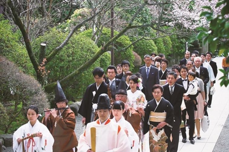 新郎両親と同じ報徳二宮神社で挙式 大勢のゲストに祝福された賑やかな宴