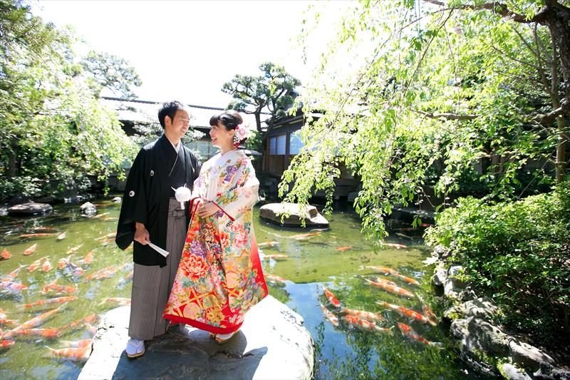 花嫁の衣裳について着付けの人に教えてもらったり、筥迫(はこせこ)や末広など、道具類の由来を調べたりするのも楽しかったという新婦のYさん。
また、新郎のTさんが、紋付の紋は通常の祝い紋ではなく「自分の家の家紋を」とこだわりを見せたことも新鮮な発見でした。