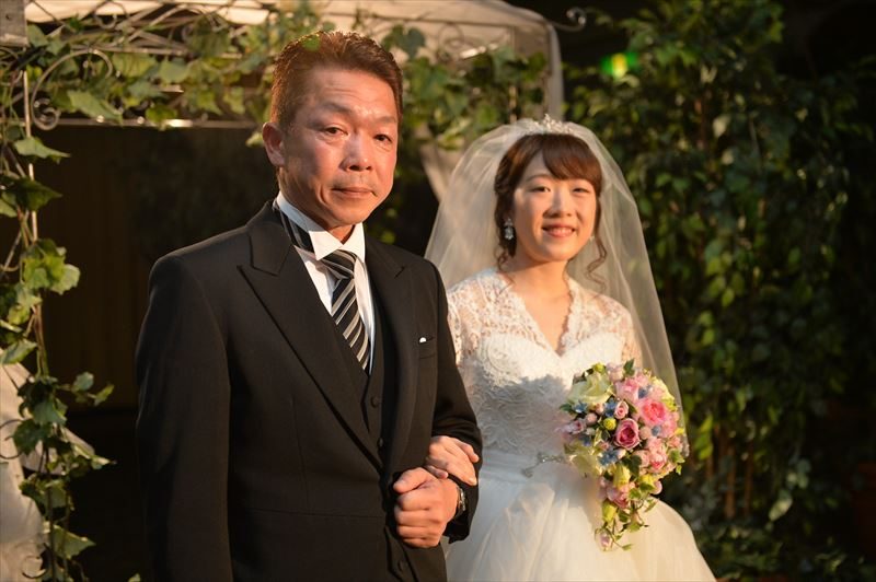 一方、当時23歳の新郎だったお父様の和彦さんは、この日の記憶がほぼ「飛んでいる」そう。
「どの写真を見ても顔がこわばっていますね。まだ若かったこともあって、両家の家族や親戚を前にして、頭の中は真っ白。こんなことって一生のなかでそうはありません、それは緊張するでしょう」と語ります。
自分が新郎だったときの緊張感と、今回の新婦父としての緊張感は、まったく別物だったといいます。
「とにかく自分のことでいっぱいいっぱいだった当時と、相手方の家族や親戚に挨拶をしてまわる新婦父として迎えた結婚式では、同じ場所にいても、まったく違う感慨がありました」