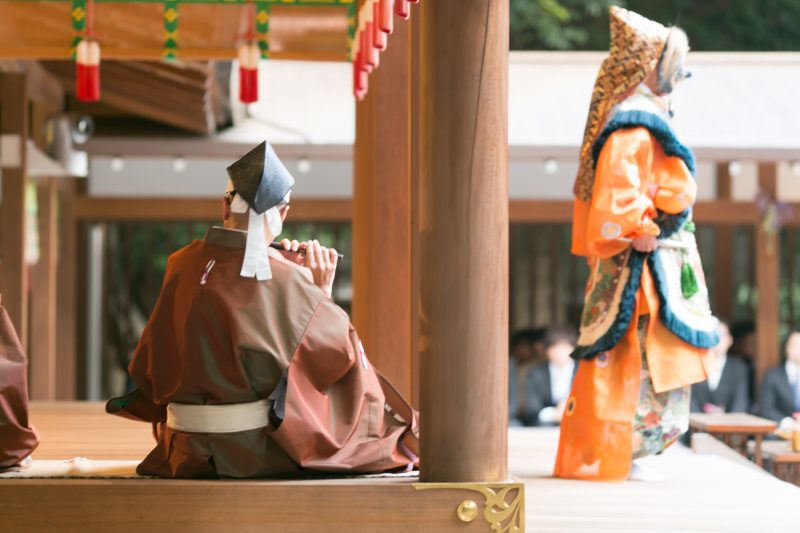 勇壮な舞にゲストも感動
龍のお面をつけた「納曾利舞」は乃木神社ならではの龍が湖面を舞っている姿を表現した日本古来から伝わる舞楽。
「ここでしか見られないという点が決め手に」と未央子さん。
