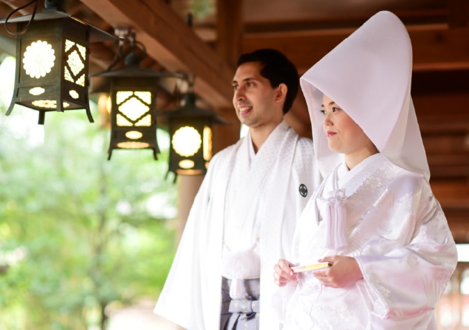 結婚式という大切な儀式だから 歴史と由緒ある神社で
海外から来てくれるゲストも多いため、日本の伝統的な結婚式を見せたかったという裕子さん。神社の神聖な雰囲気の 中で結婚の誓いを交わし、「結婚したという実感がわくとともに、家族や親戚に晴れ姿を見てもらえて胸がいっぱいになりました」。外国人のゲストからも「とても感動した」と喜ばれた。
