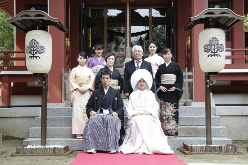 柏諏訪神社での結婚式の家族写真
