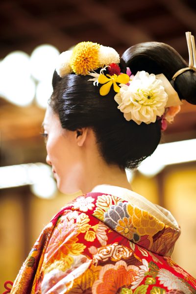 新日本髪に生花を飾ってモダンな美しさ
