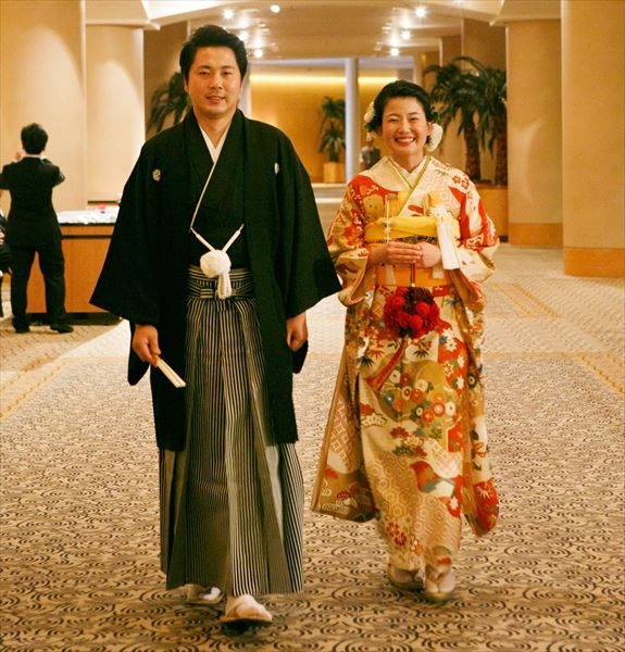 【和婚にしてよかった!こだわりポイント】
「振袖を成人式におばあちゃんに買ってもらったんです。とても気に入っていたのですが、その時しか着る機会はなくて。結婚式で着たいって自然と思いました」レトロモダンな振袖は有紀さんにとてもお似合い。航さんは去年の2月にお祖母さんが他界する前に会ってご挨拶することができたそう。