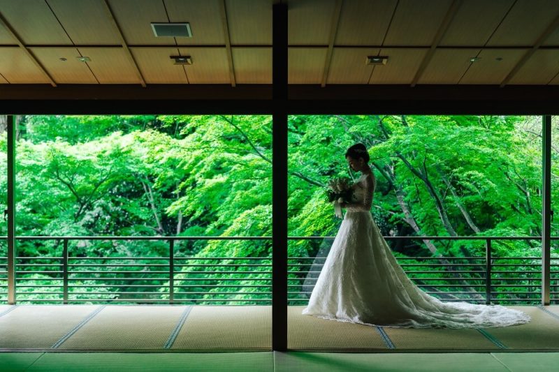 庭園とドレスの花嫁 日本の結婚式