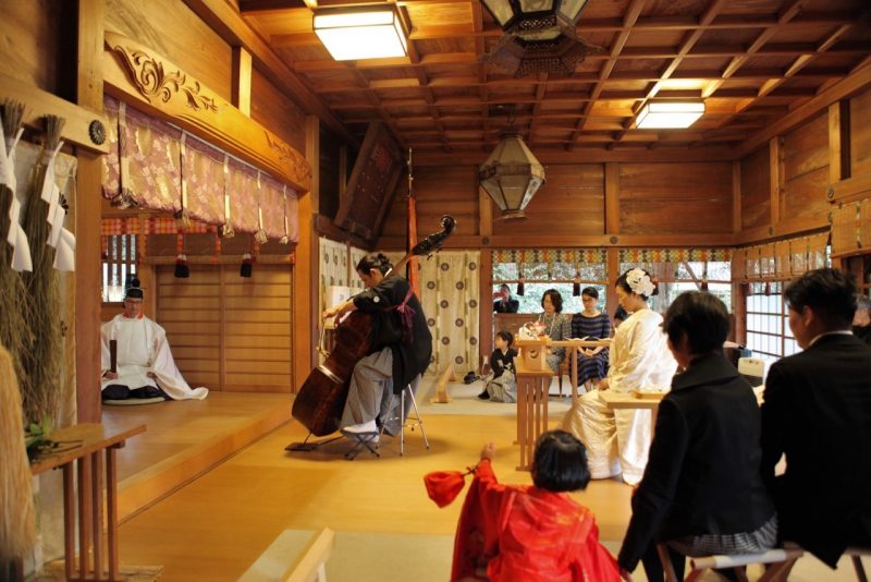 プロのジャズミュージシャンである新郎の崇志さんは、石神井氷川神社でのイベントで何度か演奏をした経緯もあり、今回挙式を迎えるにあたっての打合せの際、石神井氷川神社宮司より挙式の際に演奏の奉納をしてみてはどうか、という提案があったそうです。
