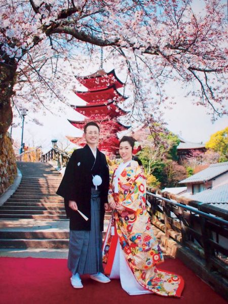 桜の色、神社の朱色とも相性のいい白地に色柄の入った打掛で