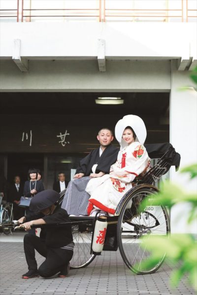 結婚式の進行やコーディネートは、和婚プロデュースを手掛ける和婚スタイルに依頼しました。
「うちも常日頃、ご披露の席のご用命をいただくことがあるのですが、ご友人が仕切ると予定どおりに進まず、時間が押すのを目の当たりにしてきました。我々だけではとても無理と判断し、プロのサポートをお願いしました」