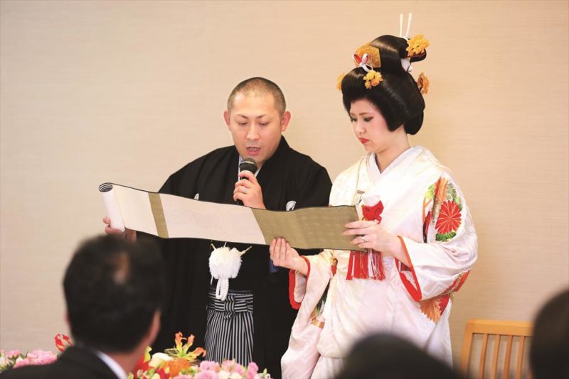 「数年前、うちでおばあさまが披露宴をされたので「私たちも」というお客さまがいらして、次はお子さまの七五三と、末永いお付き合いになりそうです。今回、自分の結婚式を通し、家族の絆は連綿と受け継がれていくものがあるんだなと、改めて感じました」