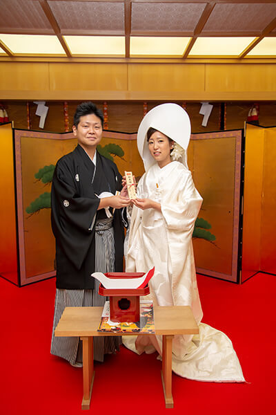 挙式に参列のゲストの皆さんに迎えられて芝大神宮へ移動