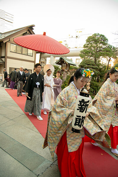 芝大神宮では、神前式の前に「幸あわせ福むすびの儀」が行われました。「幸」「福」の文字が書かれた御神威のある檜の札に、新郎新婦が自分の名前を書き、紅白の紐で結びます。幸福な家庭が築けるように願う、神社オリジナルの儀式です。