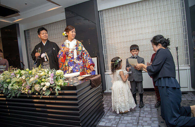 受付を飾ったガーランドやイニシャルオブジェなども新婦の手作りアイテム