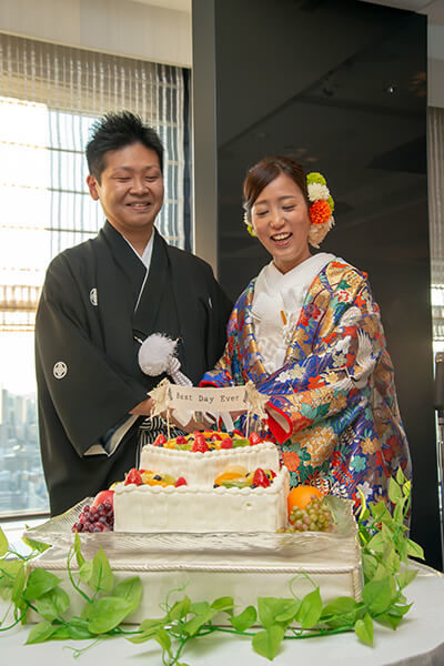 披露パーティでは、白無垢から色打掛に掛け替えて入場。乾杯の発声は、新婦手作りのドレスを着て参加してくれた姪っ子ちゃんと、甥っ子くんたちが元気にしてくれました。