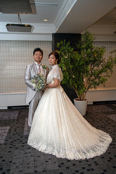 色鮮やかさに惹かれて選んだ色打掛に合わせ、ハンドメイドした花飾りでヘアコーディネート