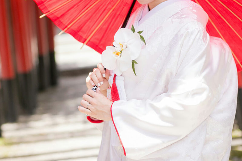 神前式の和装は何が良い？色打掛・引き振袖の違いと選び方 | 日本の結婚式