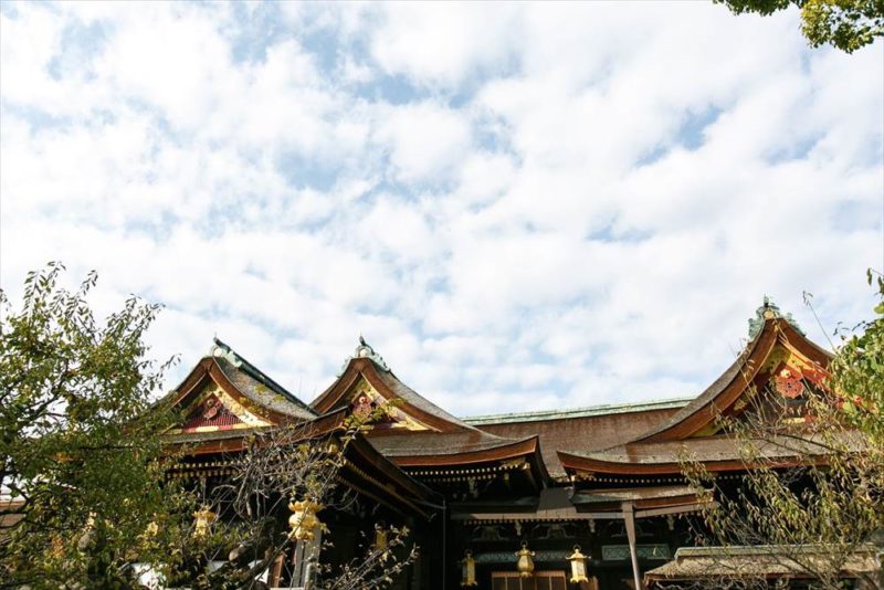 北野天満宮は、学問の神様として名高い菅原道真公をご祭神としてお祀りする全国約1万2000社の天満宮・天神社の総本社で、「北野の天神さん」と親しまれている古社。