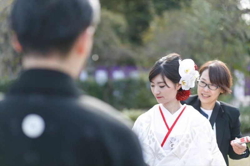 挙式後は、綿帽子を外して洋髪に。
親族と一緒に、北野天満宮の境内や史跡御土居の「もみじ苑」などを散策しながら撮影タイムを楽しみました。