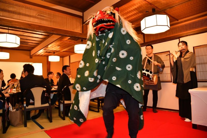 【注目ポイント①】人気演出「獅子舞」を体験