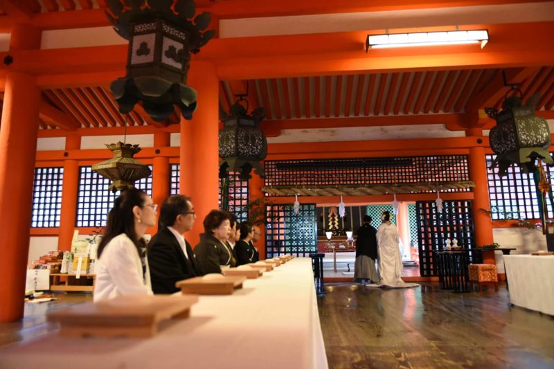 観光客の賑わいの声が遥か遠くにあるかのような厳格な雰囲気が漂う本殿にて、静かに挙式が執り行われました。
「大神様の前で誓いの言葉をいう時は緊張しましたが、その雰囲気から夫婦になることを改めて実感しました。そして、これから夫として支えていかなければならないという断固たる決意をすることができたように思います」と語る新郎。