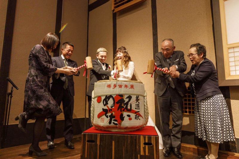 鏡開きや餅つき、利き酒コンテストなど、酒蔵の披露宴会場らしい和の演出が盛りだくさん。和の趣向に盛り上がった会場は、色とりどりの作品で彩られ、さながら新郎の個展のようだった。