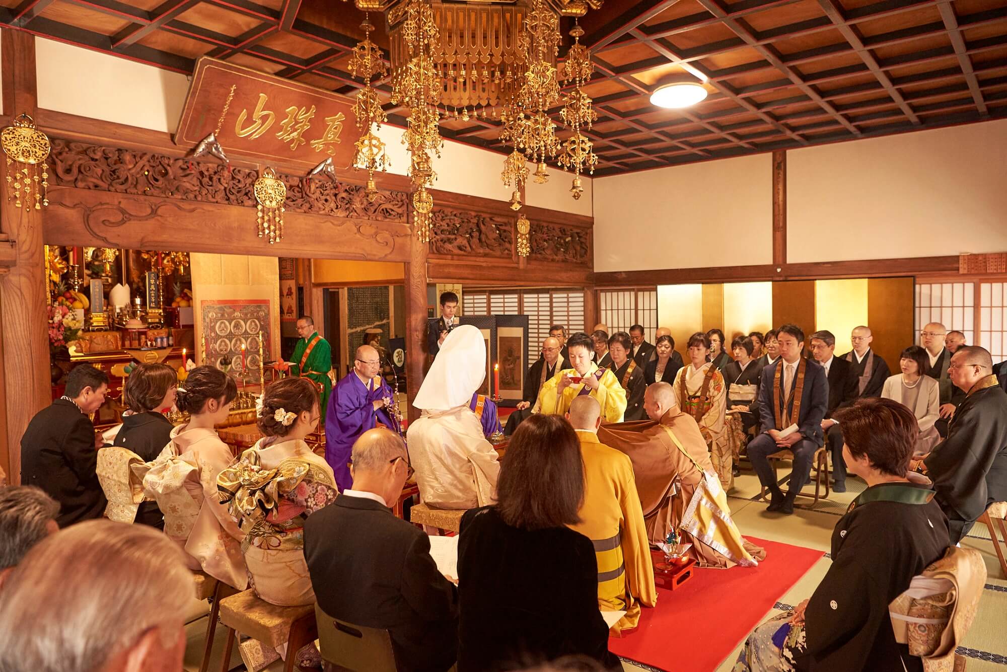 新郎の実家のお寺で 縁の大切さを胸に刻んだ仏前式 日本の結婚式