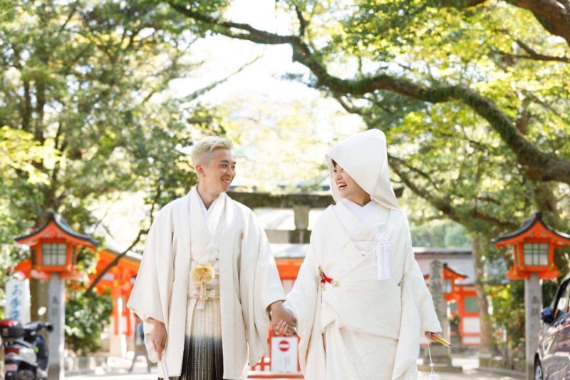 新婦は佐賀、新郎が大阪出身というふたりは、両家が集まりやすい博多を祝いの地に選びました。2歳の頃から民舞を習っていた新婦は和装好き。
「日本人に生まれたからには白無垢✕綿帽子で神前式を」と、博多駅近くの住吉神社が晴れの日の舞台に。