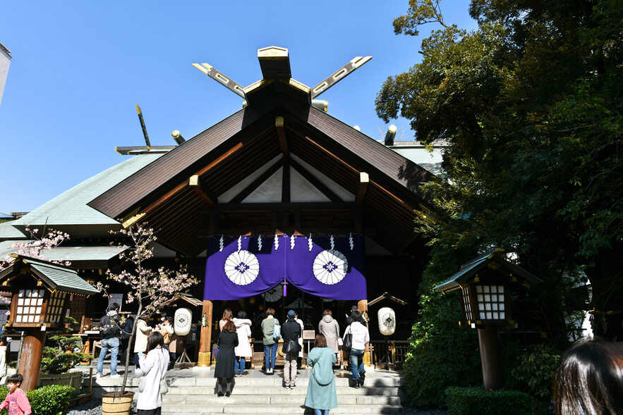 厳かで伝統的な日本の結婚式を希望したふたりが選択したのは神前式の創始「東京大神宮」。河津桜が咲き誇る晴天の朝、ふたりの結婚式の一日が始まりました。
