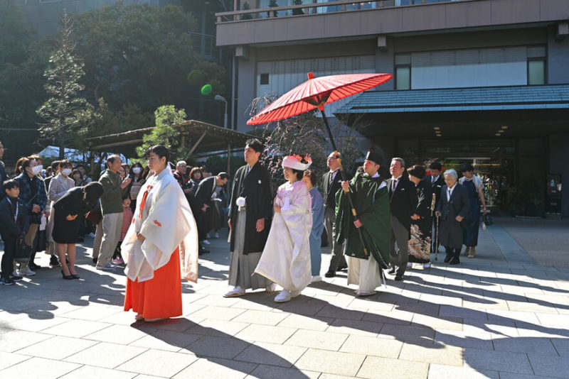 「東京大神宮は、神前式を初めて行った神社。伊勢神宮と同じ天照大御神（あまてらすおおみかみ）がご祭神で、縁結びでも有名。また、80名が本殿に着席できゲスト全員が神前式から参加してもらえる点で、自分たちの結婚式に決めました」と語る新婦。
