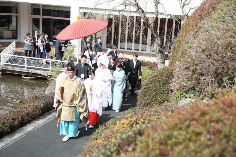 「神殿がとてもきれいだったから」とふたりが結婚式に選んだのは、「ロイヤルガーデンパレス 柏 日本閣」の風光明媚な庭園に佇む、「縁結びの神様」として知られる出雲大社の分祀「出雲大社 千葉湖上殿」。