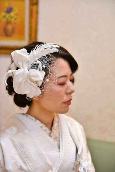 挙式の文金高島田からヘアスタイルをフィンガーウェーブに変更した新婦。メイクもピンクを効かせて大正ロマン風に。挙式のイメージとがらりと変わり、披露宴会場に合った雰囲気となりました。