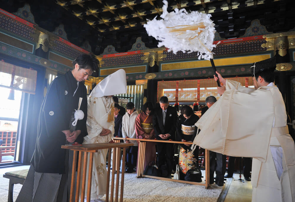 徳川家康を祀る「日光東照宮」は、漆や極彩色が施された豪華絢爛な社殿が特徴的。結婚式は本殿横に位置する祈祷殿にて楽師による雅楽吹奏のなか執り行われます。
