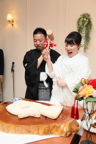 会場が感動の空気に包まれたあとは、「ロイヤルガーデンパレス 柏 日本閣」名物の「鯛の塩釜開き」。