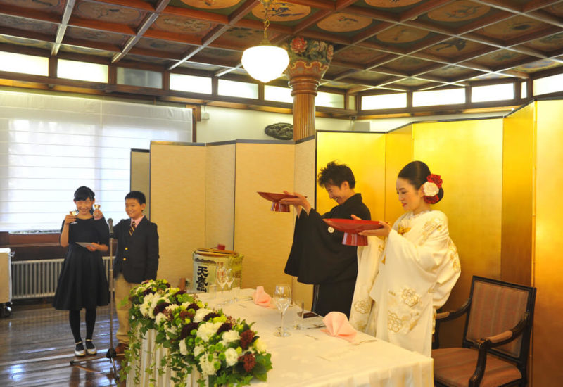 両家親族が集まっての披露宴。料理や空間が祝福の時間をより華やかに彩り、このホテルならではの優しい時間が流れていました。
