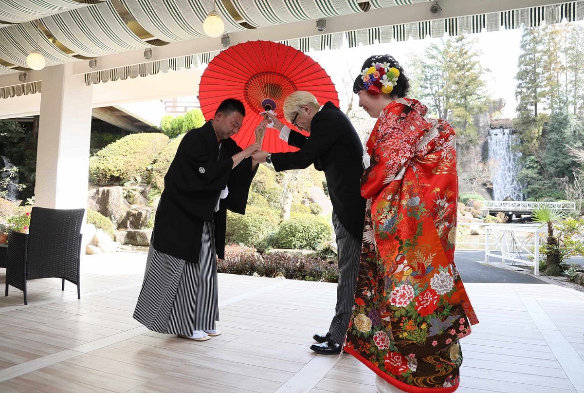 厳かな神前式 雄大な滝に見守られた特別な一日 日本の結婚式