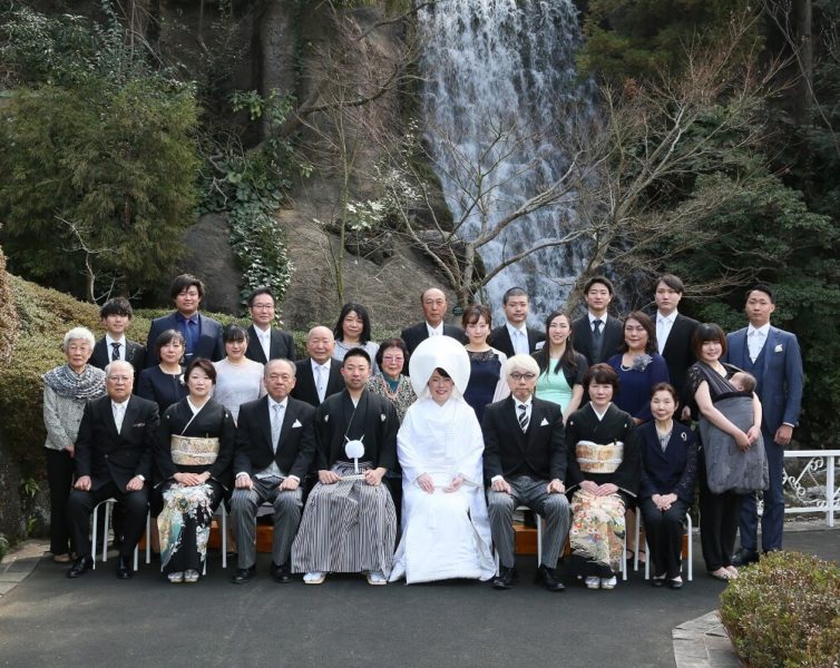 挙式後には、滝の前で親族とともに集合写真撮影を行いました。親族が揃い、きちんと写真を残すという時間も素敵な思い出の一コマに。