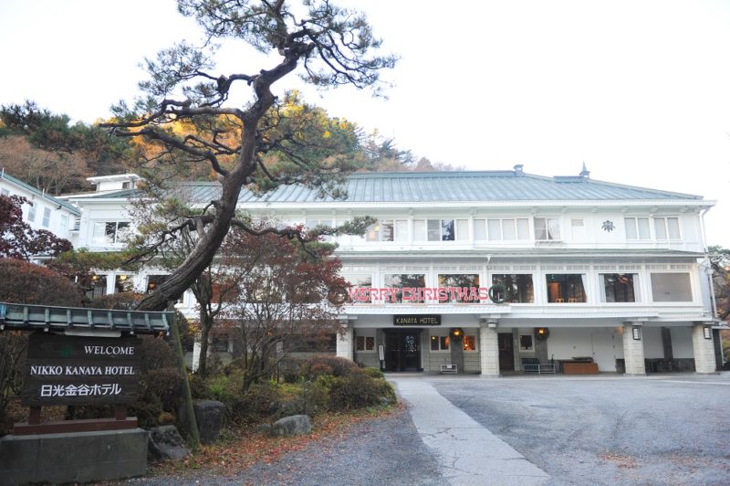 大人の落ち着いた結婚式にしようとふたりが選んだのは、地元栃木県にある世界遺産「日光東照宮」での挙式と、現存最古のクラシックホテルともいわれ日本を代表するホテルのひとつ「日光金谷ホテル」での披露宴。
「日光金谷ホテル」は、日光東照宮挙式の支度や移動の手配を任せられ、老舗としての気品と歴史を感じさせる雰囲気があり、ゲストをもてなす料理の美味しさに定評があることなどが決め手となったそうです。
