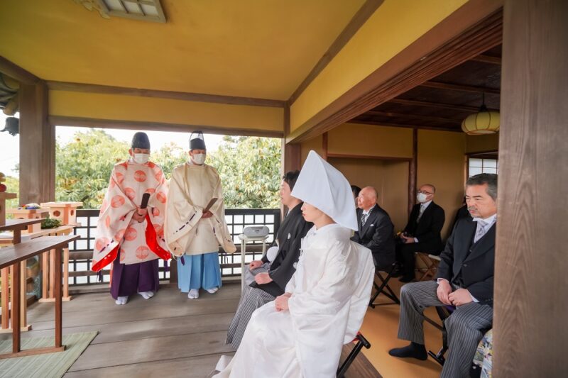 日本庭園内の展望台のようなお茶室に祭壇を設け行う神前結婚式。心地よい武蔵野の自然のなか、大井蔵王現神社の神職、巫女による神聖な儀式が執り行われました。
