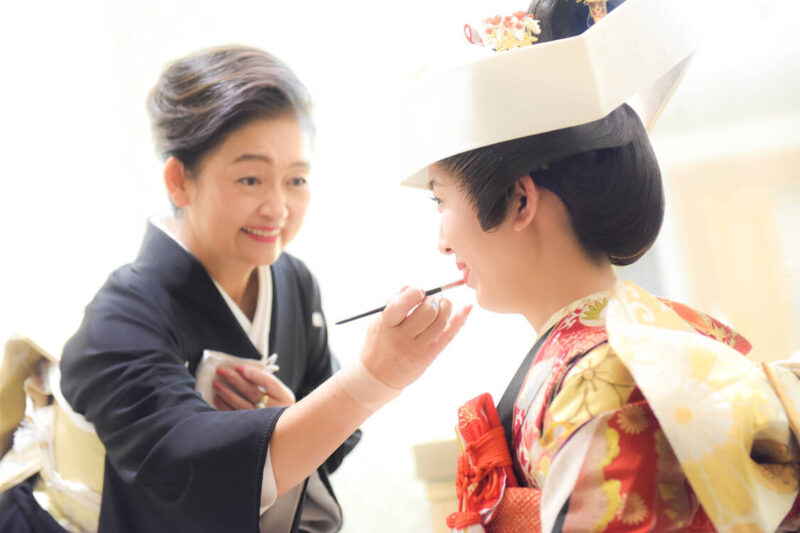都内とは思えない豊かな自然と庭園内神殿に惹かれて決めた「ホテル椿山荘東京」でのウエディング。
結婚式を待ちわびてくれたゲストが安心して参加できるように万全のコロナ対策を準備して出迎えました。
東京まで来られなかったゲストもリアルタイムで参加できる「リモート併用型」にしたのもこだわり。
「大人のクリスマス」を世界観に、ゲストと歓談の時間を満喫する和やかな祝宴を叶えることができました。