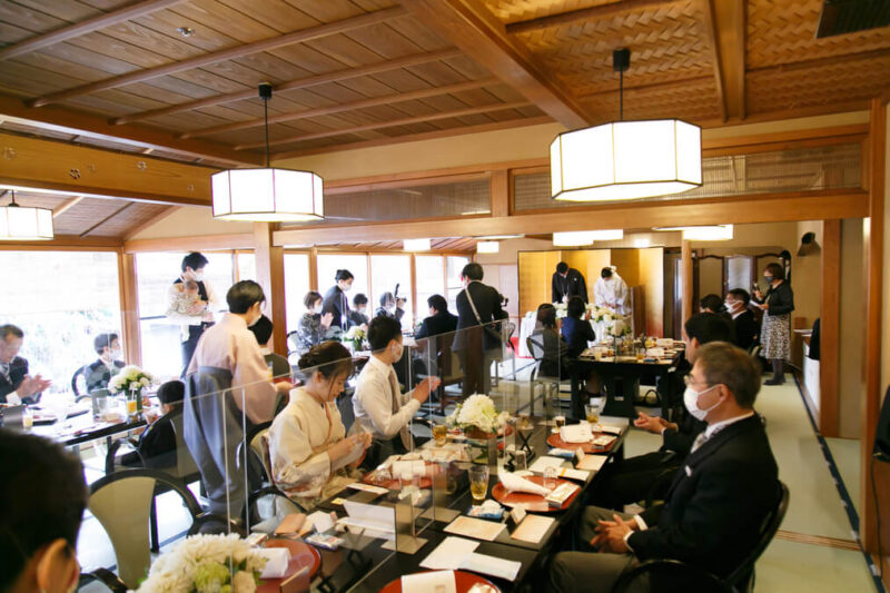 披露宴は、息子さんを抱っこし3人で入場。コロナ禍のなかでの結婚式。感染予防対策として、各テーブルにパーテーションの用意をお願いし、ゲストひとりずつに除菌のウェットティッシュと、個包装のマスクも自由に使えるよう準備をしたそうです。