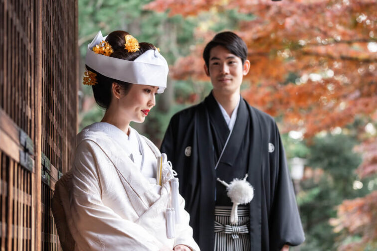 地毛で結い上げた日本髪の花嫁姿　歴史ある神社での挙式