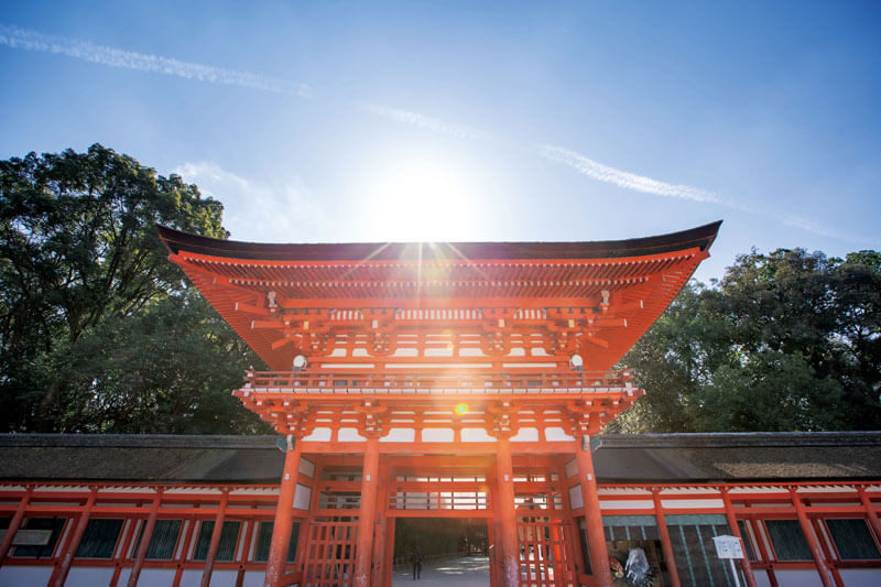 当日は晴天に恵まれ、深縁の杜に朱色の社殿が映える社殿で憧れの神前式が叶い、幸せな気持ちでいっぱいに。