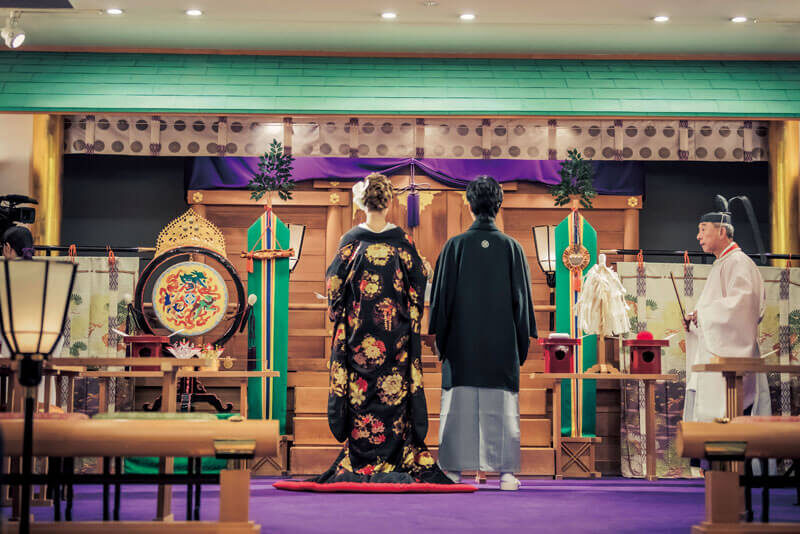 とくに『東京大神宮』よりご神体を勧請した荘厳な『幸福殿』は、親族だけでなく友人まで参列できることも決め手のひとつに。衣裳は格式高く厳かな雰囲気に合わせて黒の色打掛を選択。
