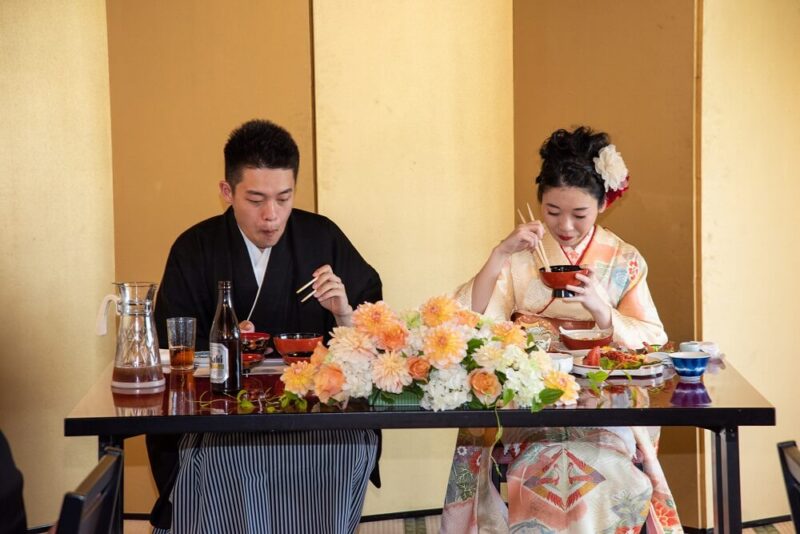 食事が始まったタイミングで、新婦はかつらから洋髪にヘアチェンジをし、振袖にお色直し。身軽になり「美味しい料理がしっかり食べられました」と語る新婦。