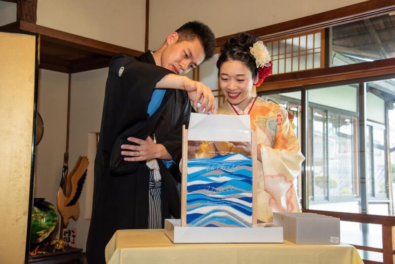 「少人数での式なので、両家の交流が生まれれば」と、なるべく立ち歩いてもらえるような演出として行った「サンドセレモニー」。できあがったサンドセレモニーの作品も、良い記念に。