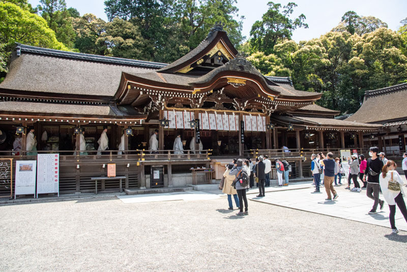挙式は、よく参拝しお世話になってきた神社「大神神社」。披露宴はアットホームな雰囲気を希望し、神社から徒歩5分のところにある大正元年創業の老舗料理旅館「大正楼」に。下見に行った際に、「大正楼」のご主人の人柄にふたりともに惚れこんだそうです。また、「大正楼」のブログで挙式風景や、料理の写真などをよく上げてらしたので、実際の披露宴のイメージがわきやすかったことも決め手の一つに。