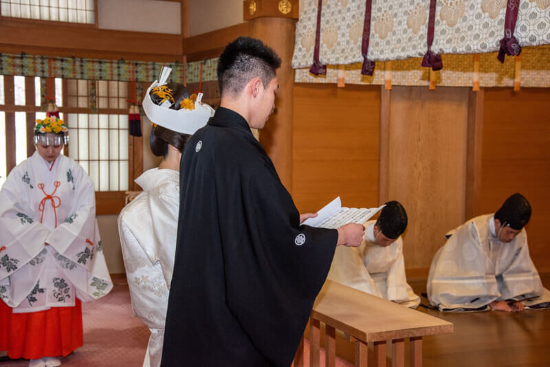 「思っていた以上に厳かで、神々しい式で結婚した実感がわくと同時に気が引き締まる思いがしました」と語る新郎。「お世話になってきた皆様に、やさしく見守っていただきながらの結婚式はすごくよかったです」と新婦。挙式の際のアテンドスタッフの気遣いや着物のサポートのおかけで、安心して式に集中できたそうです。