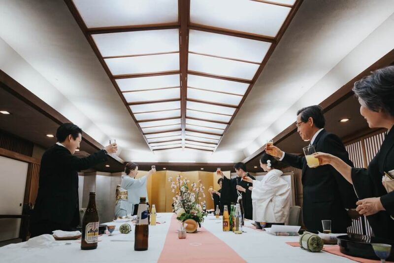 挙式後は近くの料亭にて、8名での会食。広めの部屋を用意してもらい、コロナウイルス感染予防対策としてテーブルの間隔も広めにセッティング。会話の際に、口元を隠せるように全員に扇を用意したという。